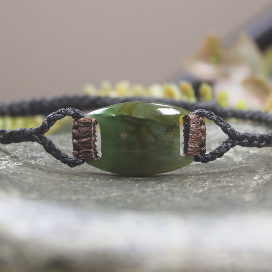 Adjustable cord bracelet with Inanga Pounamu
