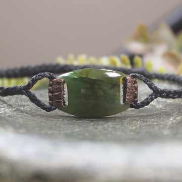 Adjustable cord bracelet with Inanga Pounamu