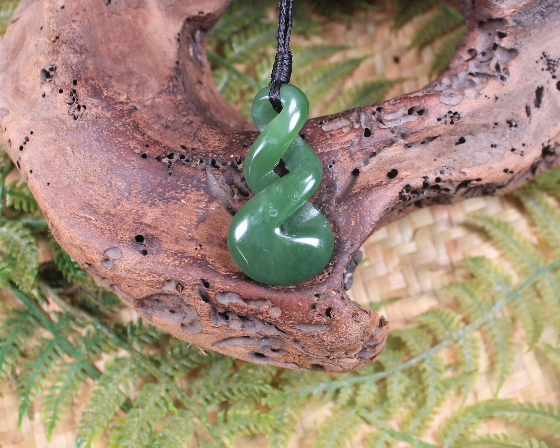 Twist or Pikorua carved from Hapopo Pounamu - NZ Greenstone