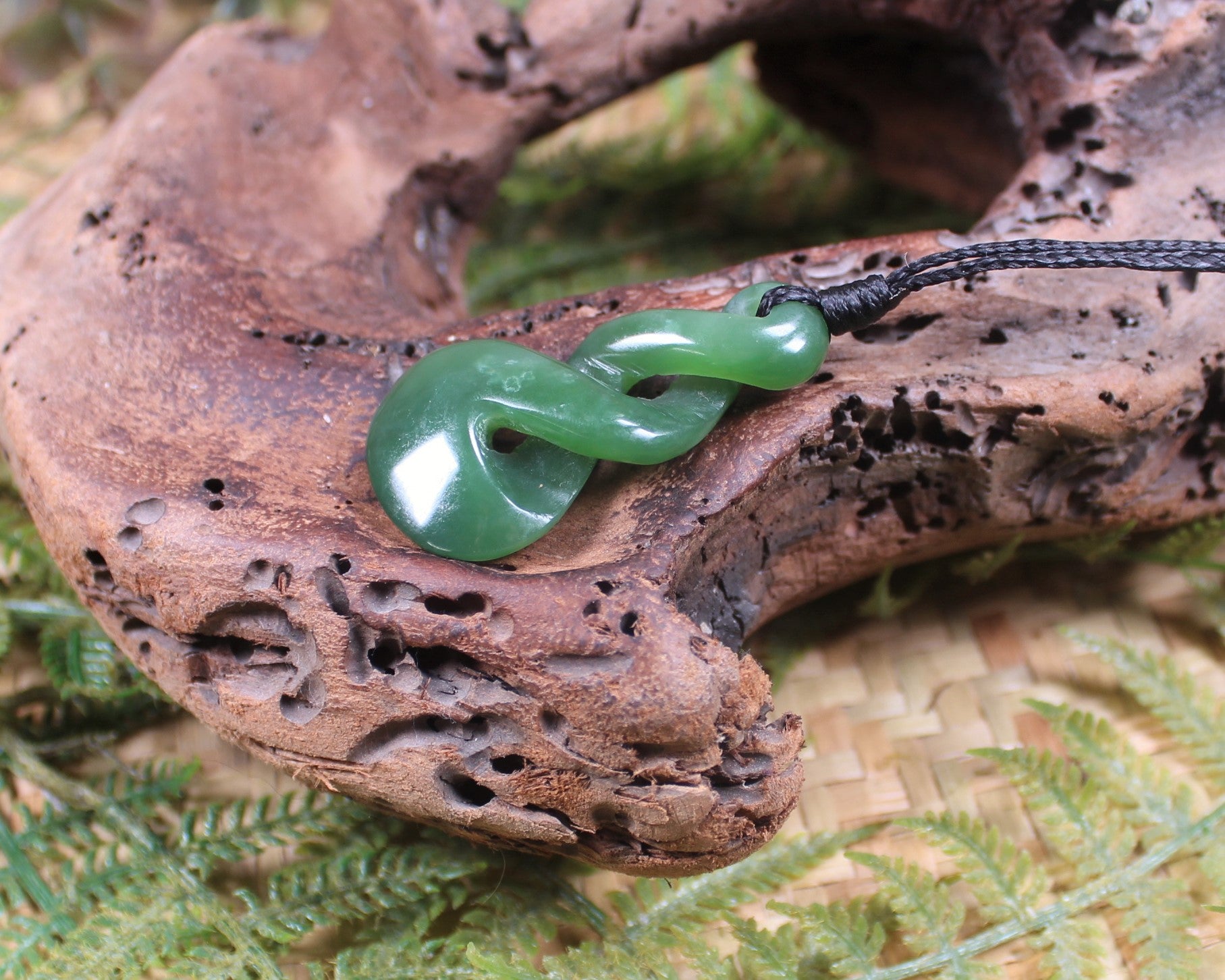 Twist or Pikorua carved from Hapopo Pounamu - NZ Greenstone