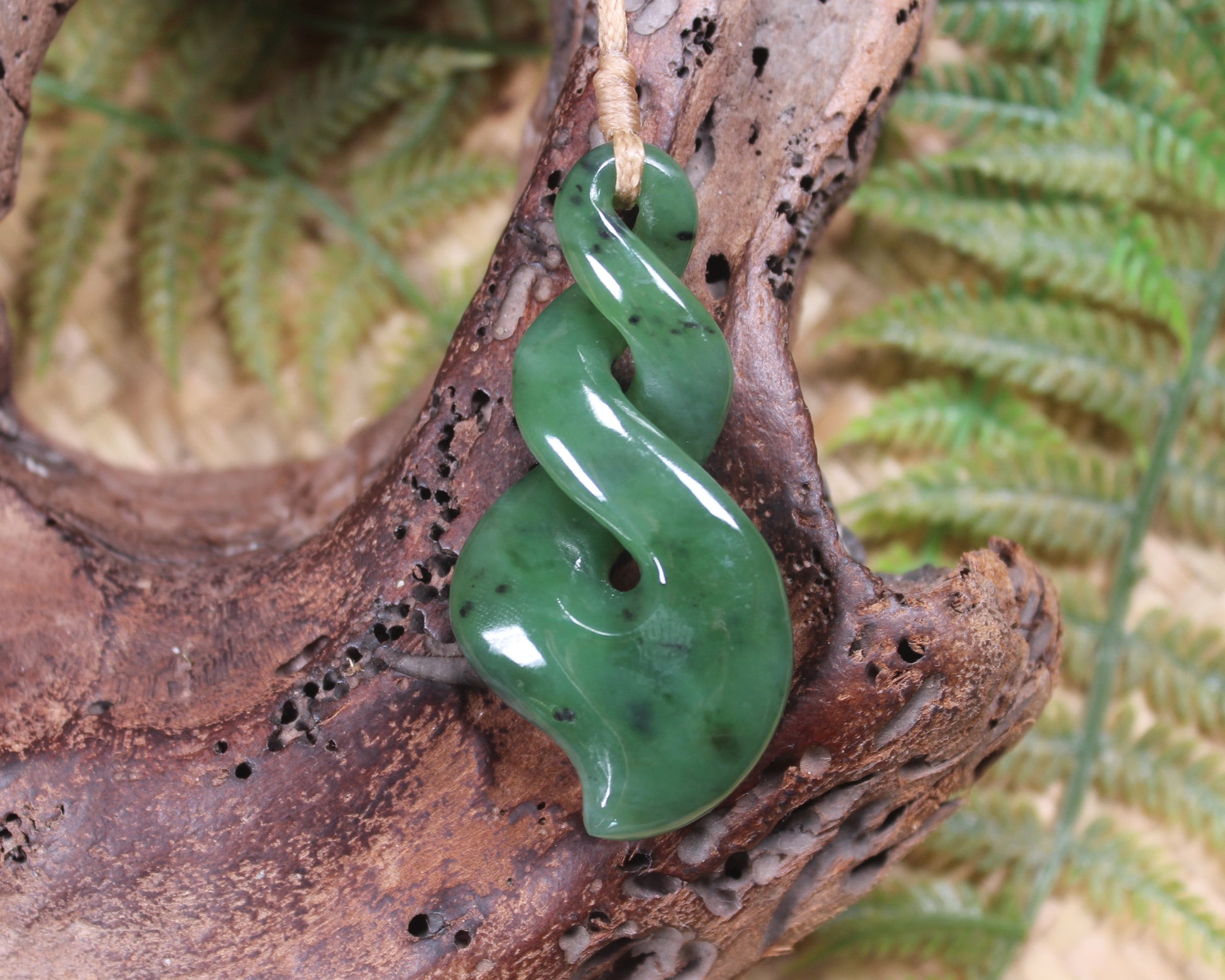 Twist or Pikorua carved from Hapopo Pounamu - NZ Greenstone