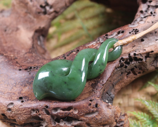 Twist or Pikorua carved from Hapopo Pounamu - NZ Greenstone