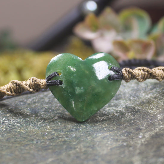 Adjustable cord bracelet with Kawakawa Pounamu