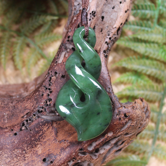 Twist or Pikorua carved from Hapopo Pounamu - NZ Greenstone