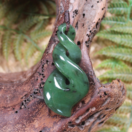 Twist or Pikorua carved from Hapopo Pounamu - NZ Greenstone