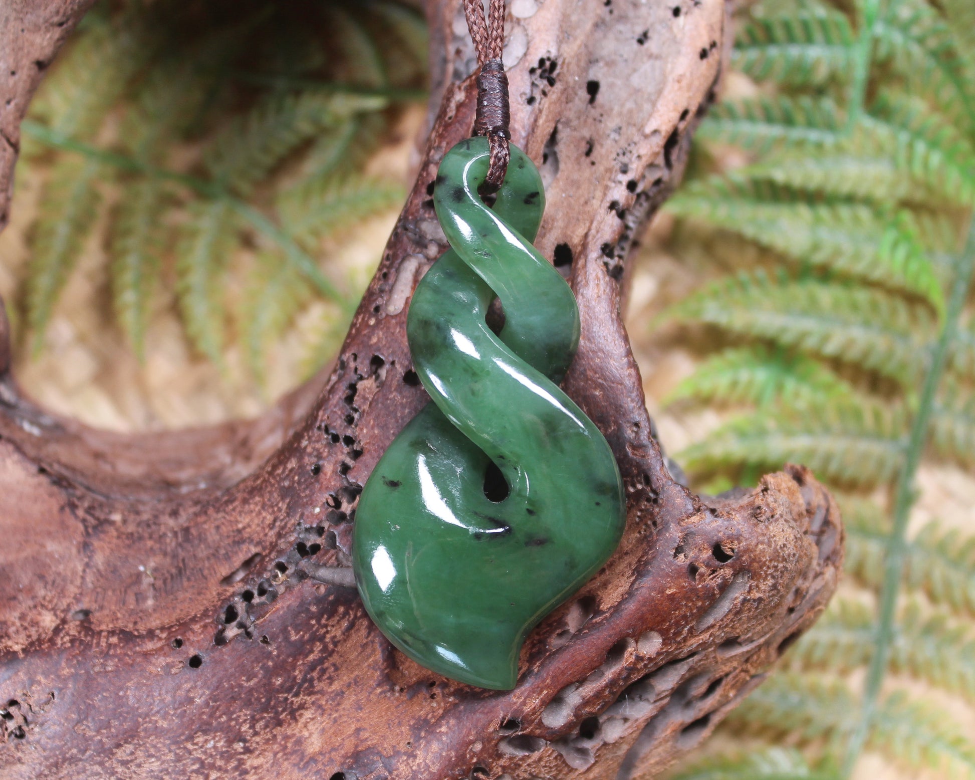 Twist or Pikorua carved from Hapopo Pounamu - NZ Greenstone