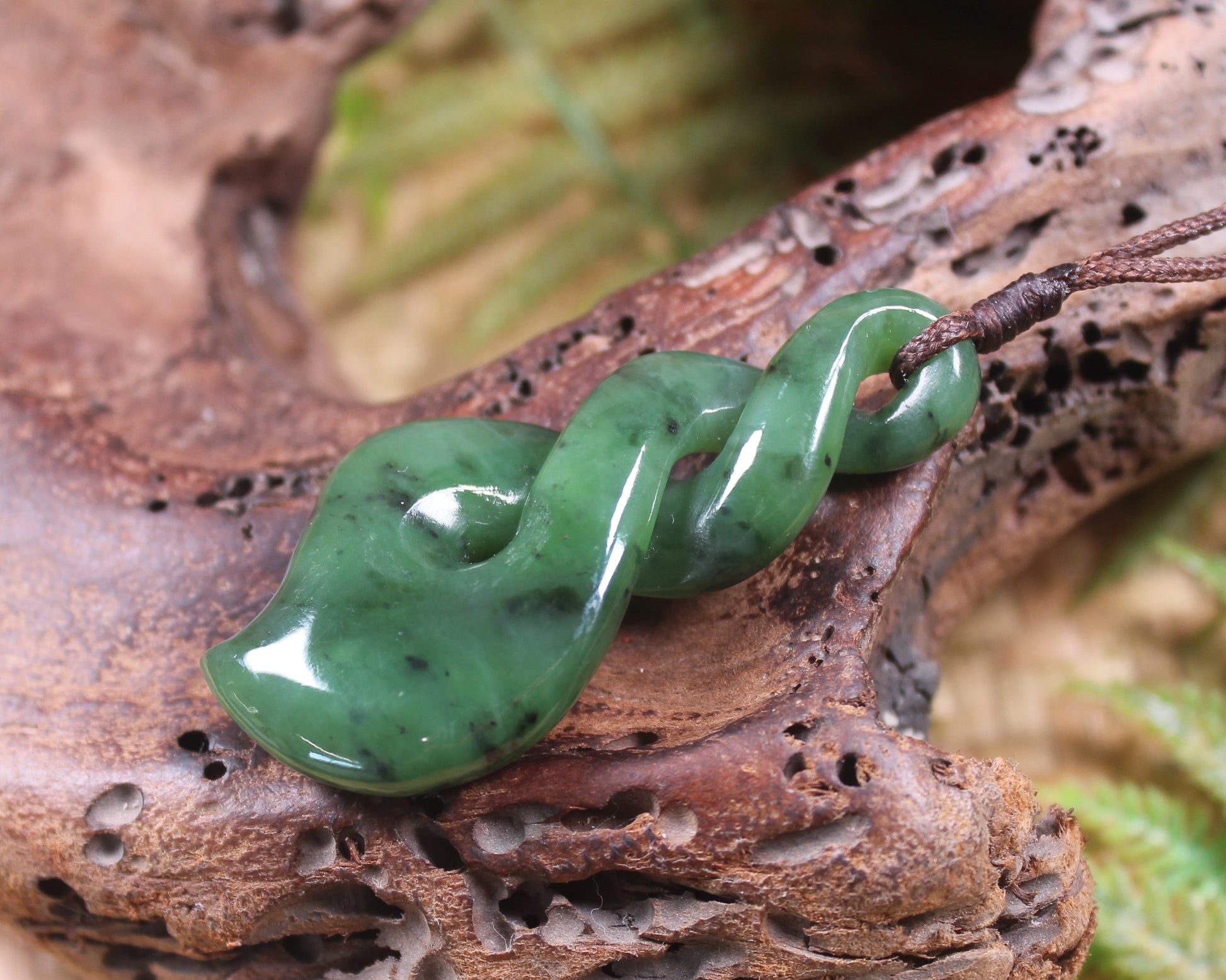 Twist or Pikorua carved from Hapopo Pounamu - NZ Greenstone