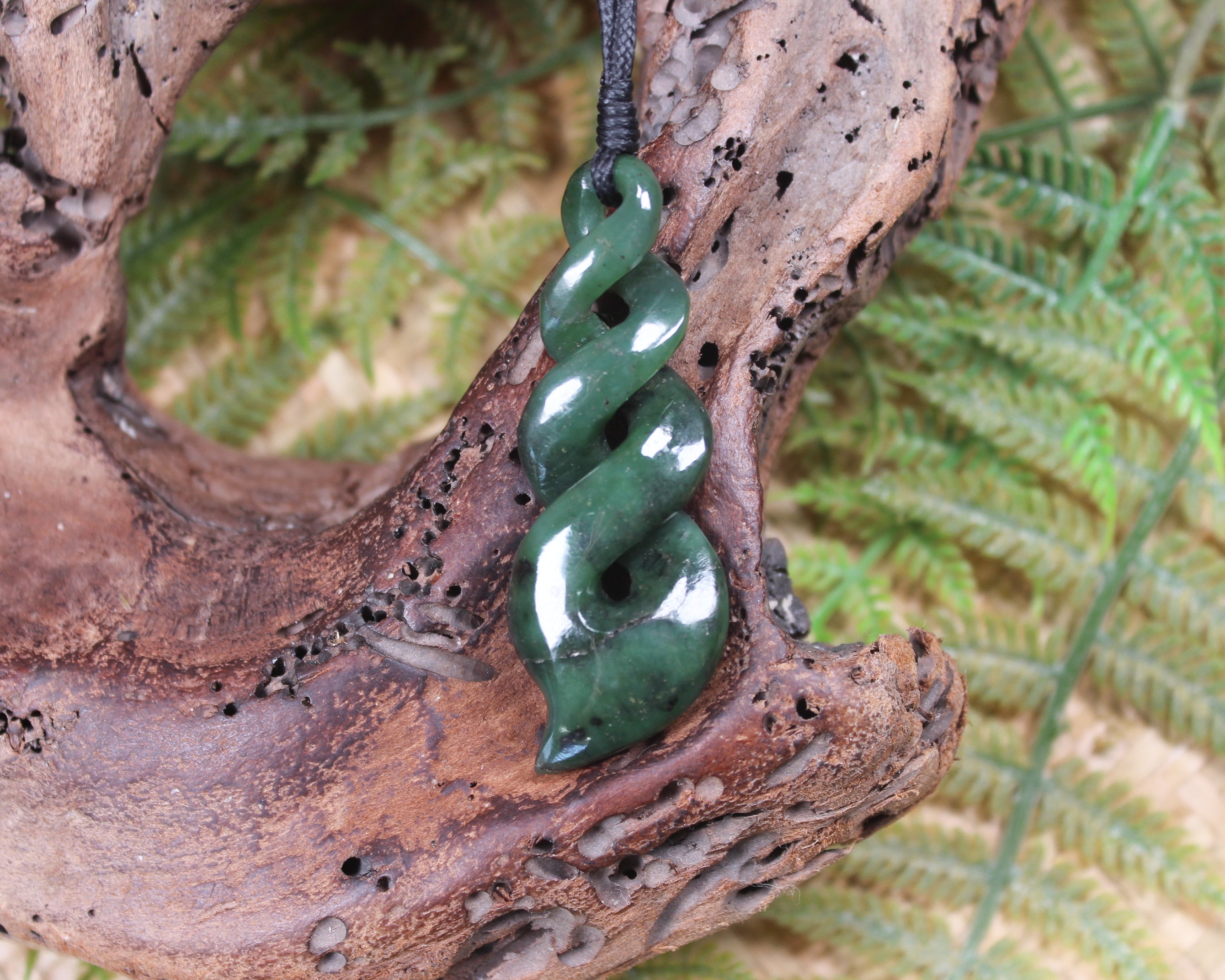 Twist or Pikorua carved from Hapopo Pounamu - NZ Greenstone