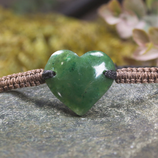 Adjustable cord bracelet with Kawakawa Pounamu