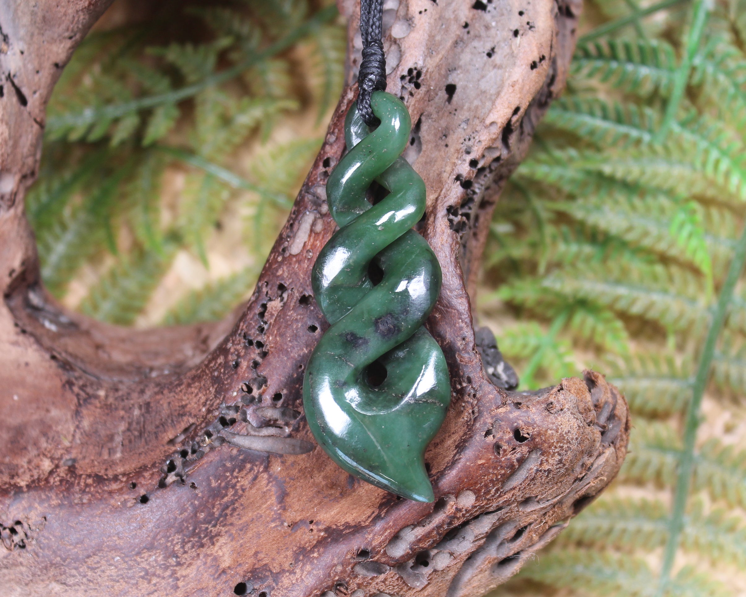 Twist or Pikorua carved from Hapopo Pounamu - NZ Greenstone