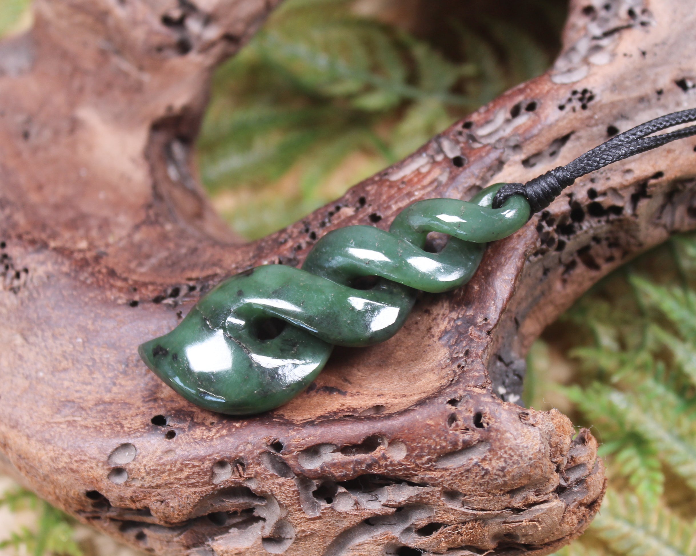 Twist or Pikorua carved from Hapopo Pounamu - NZ Greenstone