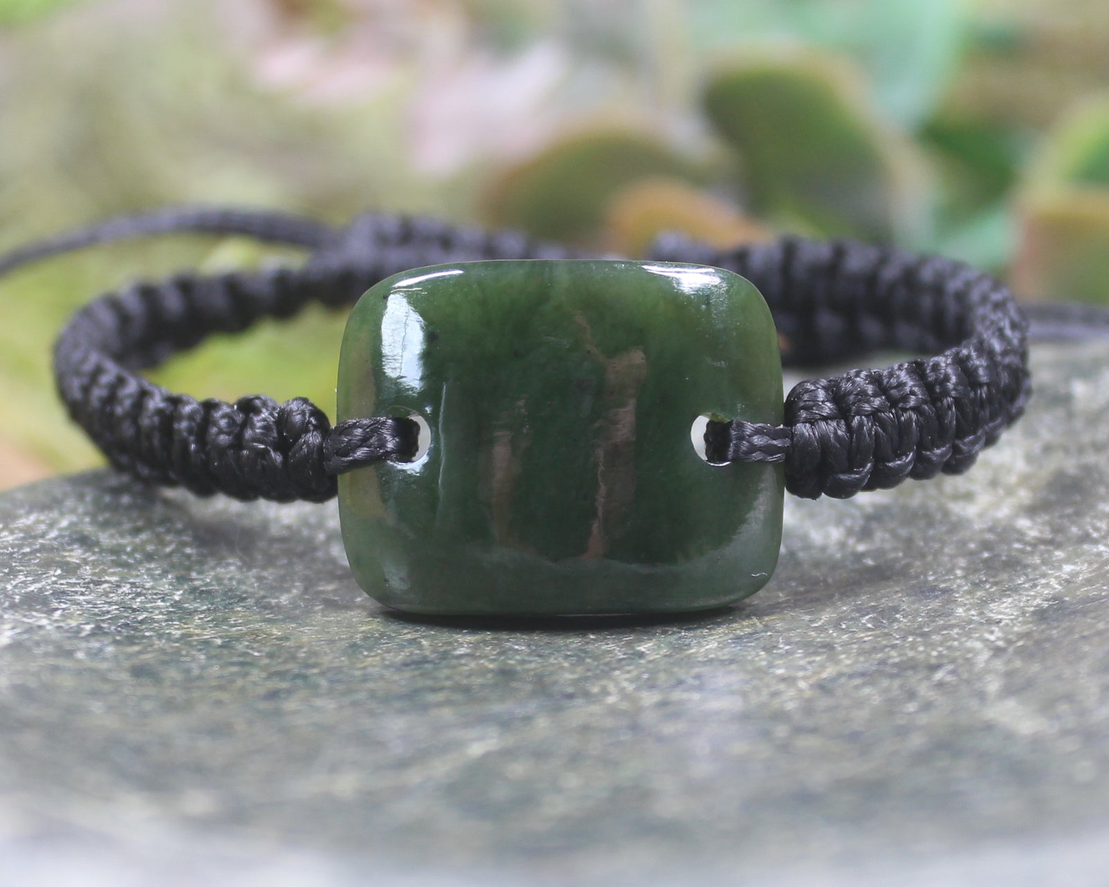 Adjustable cord bracelet with Kawakawa Pounamu