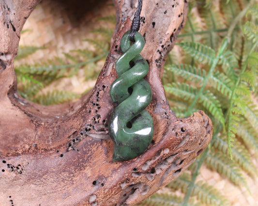 Twist or Pikorua carved from Hapopo Pounamu - NZ Greenstone