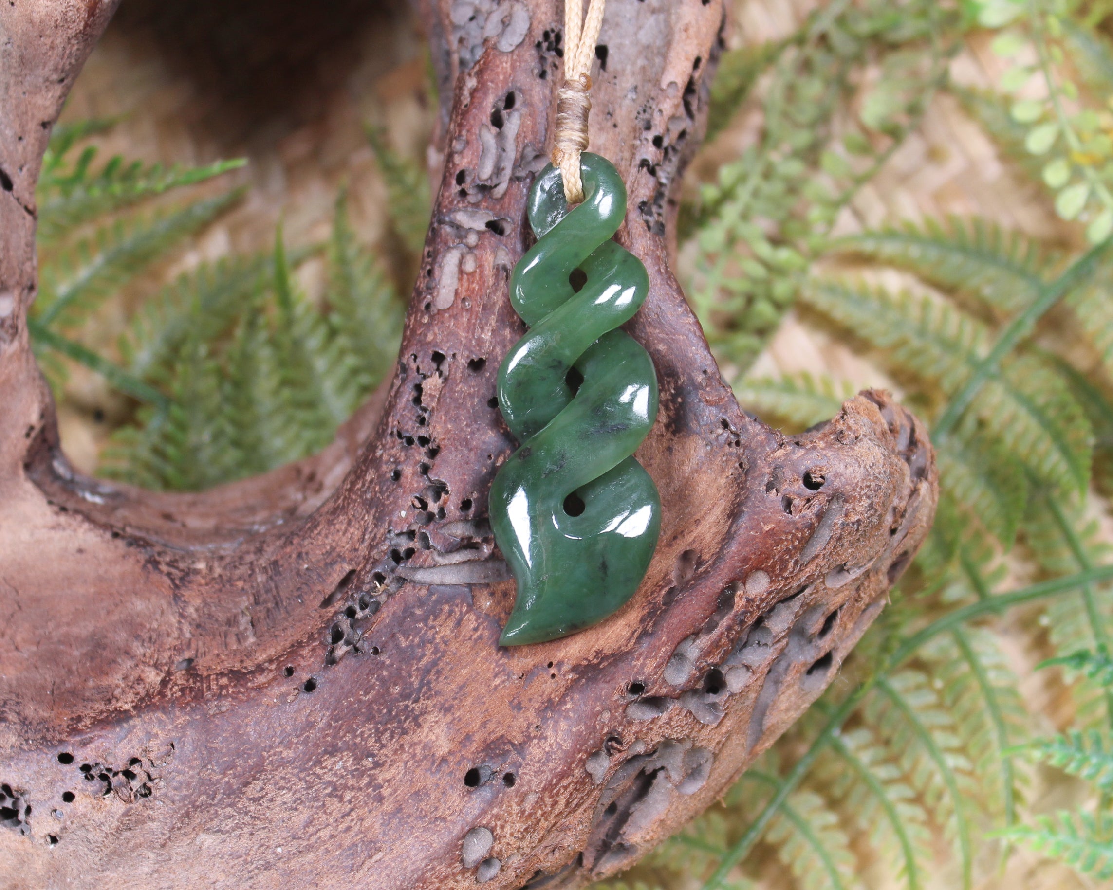 Twist or Pikorua carved from Hapopo Pounamu - NZ Greenstone