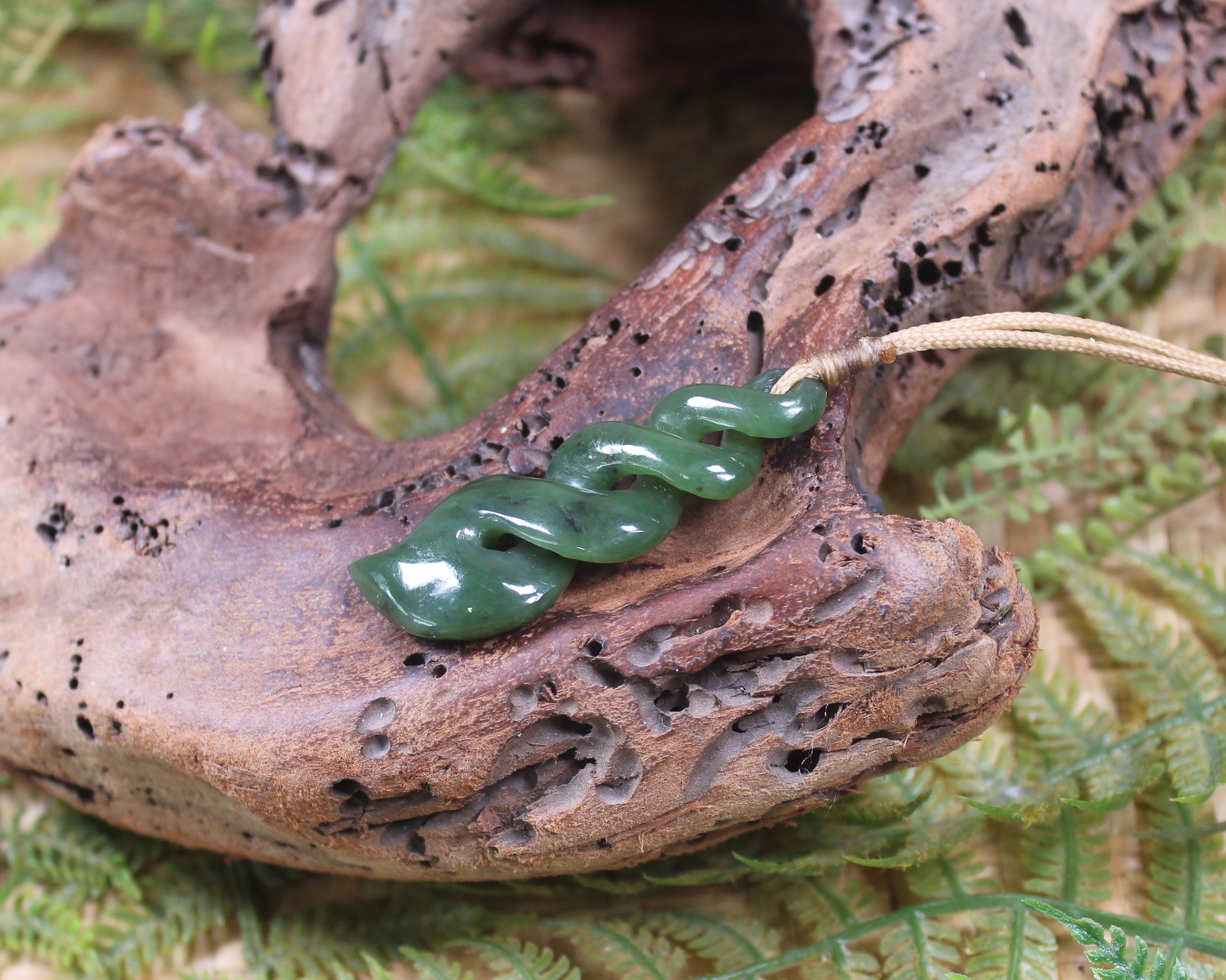 Twist or Pikorua carved from Hapopo Pounamu - NZ Greenstone