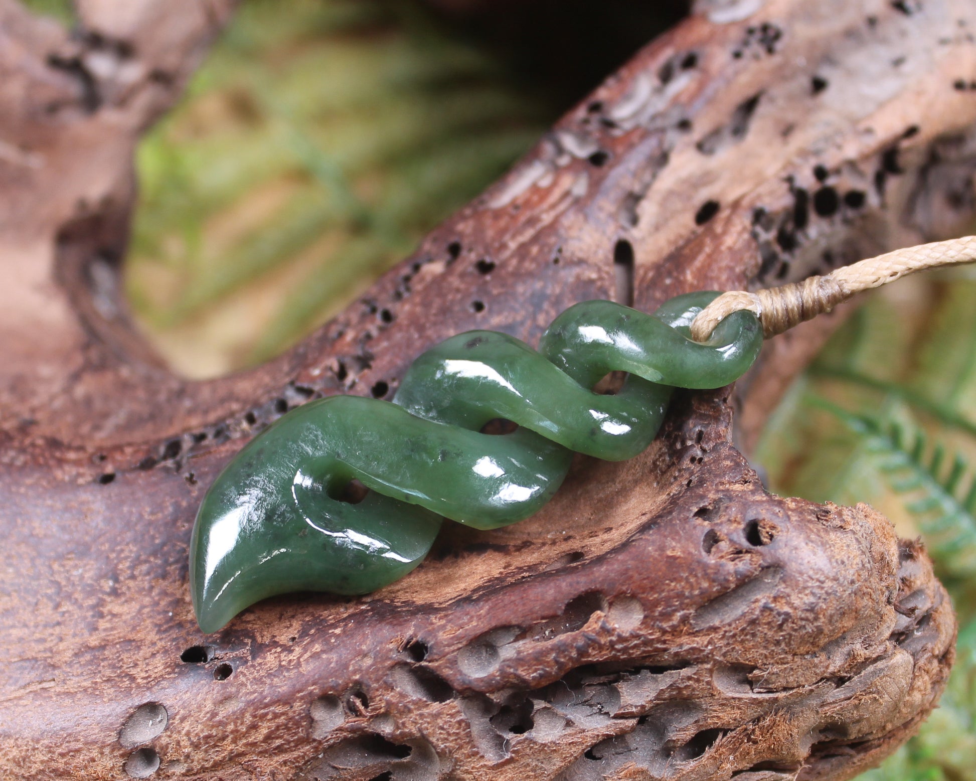 Twist or Pikorua carved from Hapopo Pounamu - NZ Greenstone