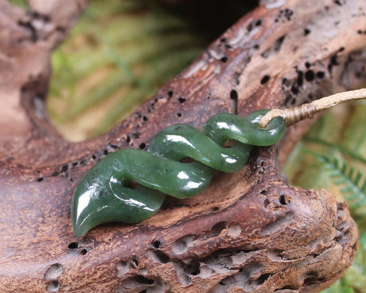 Twist or Pikorua carved from Hapopo Pounamu - NZ Greenstone