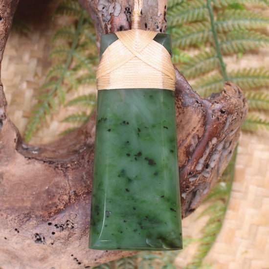 Hapopo Pounamu Toki - NZ Greenstone