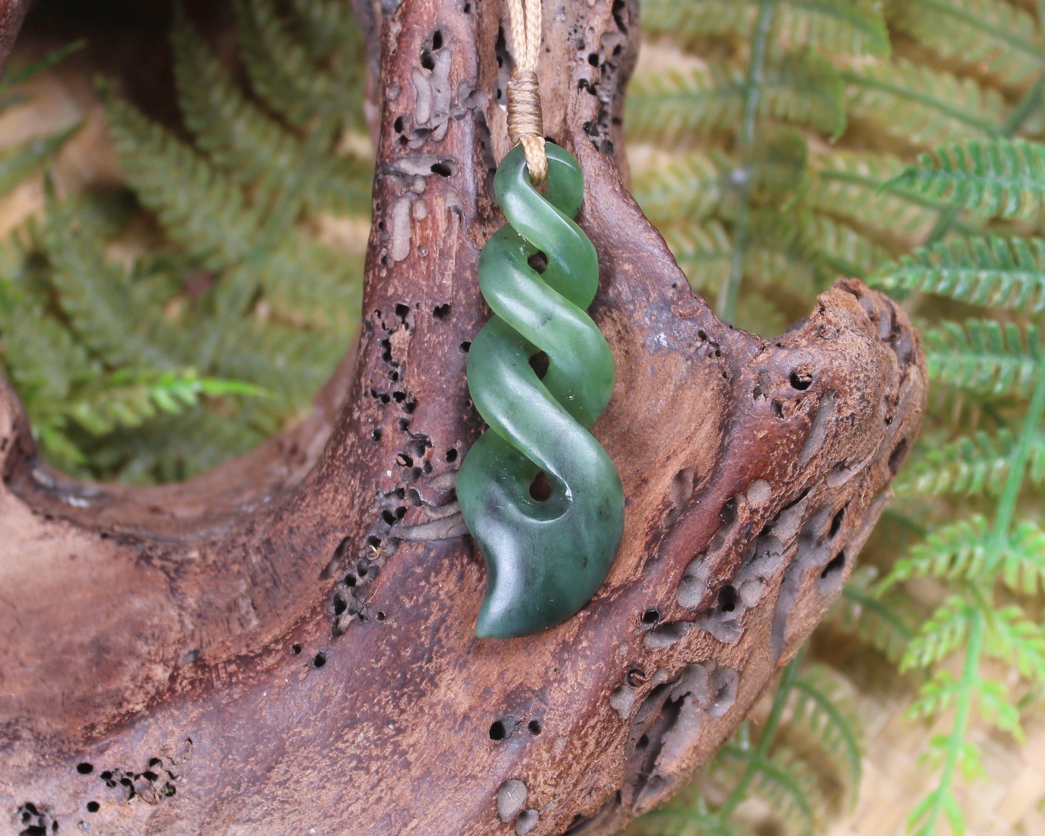 Twist or Pikorua carved from Hapopo Pounamu - NZ Greenstone