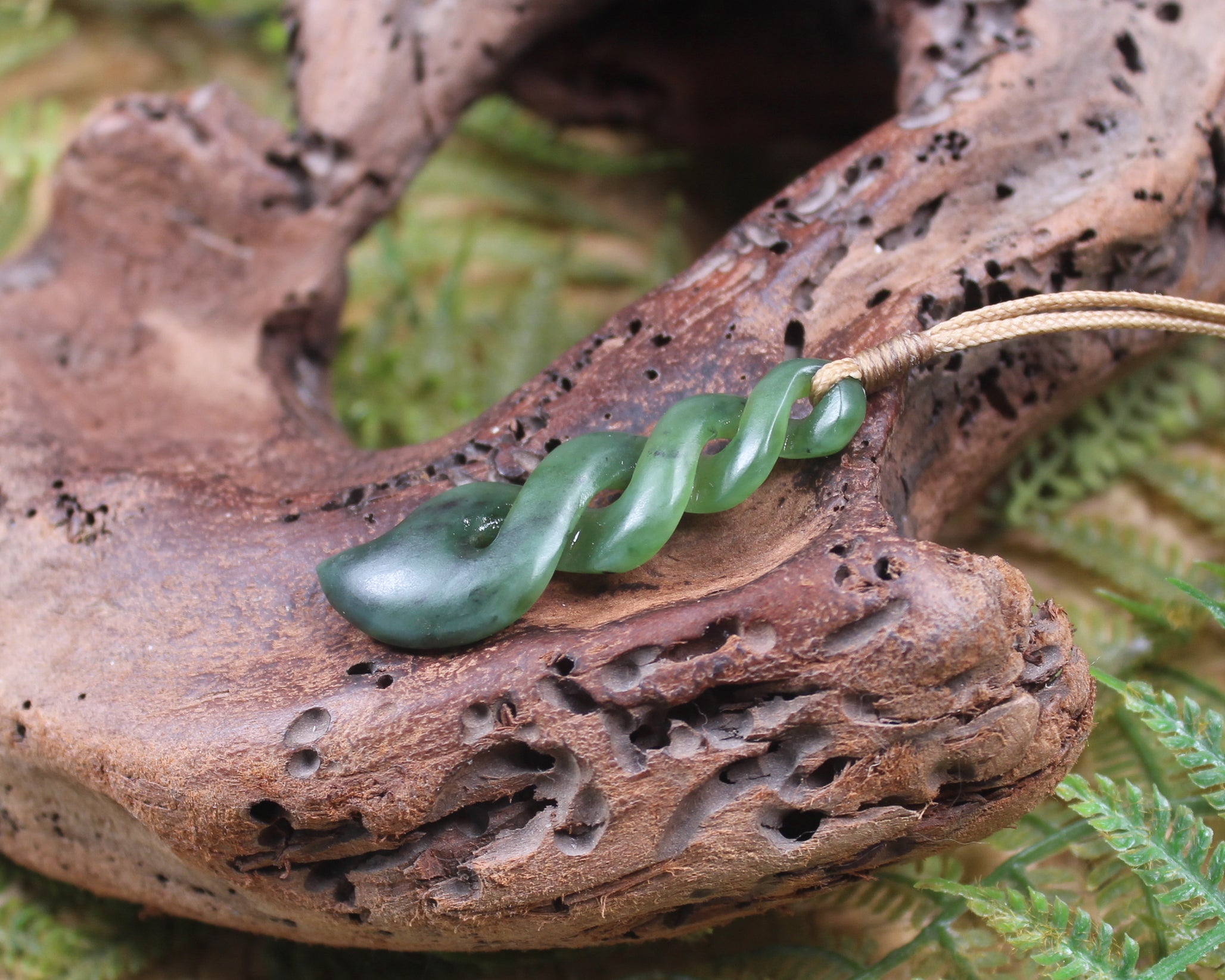 Twist or Pikorua carved from Hapopo Pounamu - NZ Greenstone