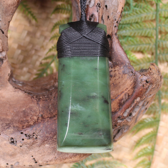 Hapopo Pounamu Toki - NZ Greenstone