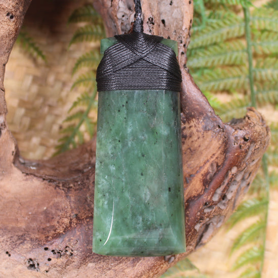 Hapopo Pounamu Toki - NZ Greenstone