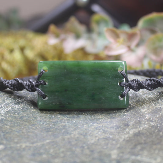 Adjustable cord bracelet with Kawakawa Pounamu