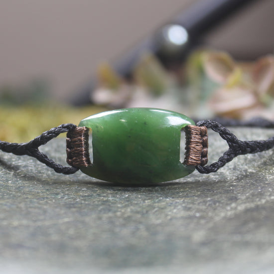 Adjustable cord bracelet with Kawakawa Pounamu