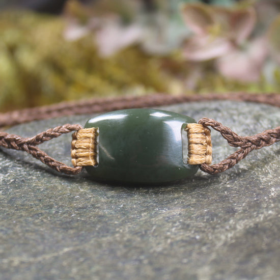 Adjustable cord bracelet with Kawakawa Pounamu