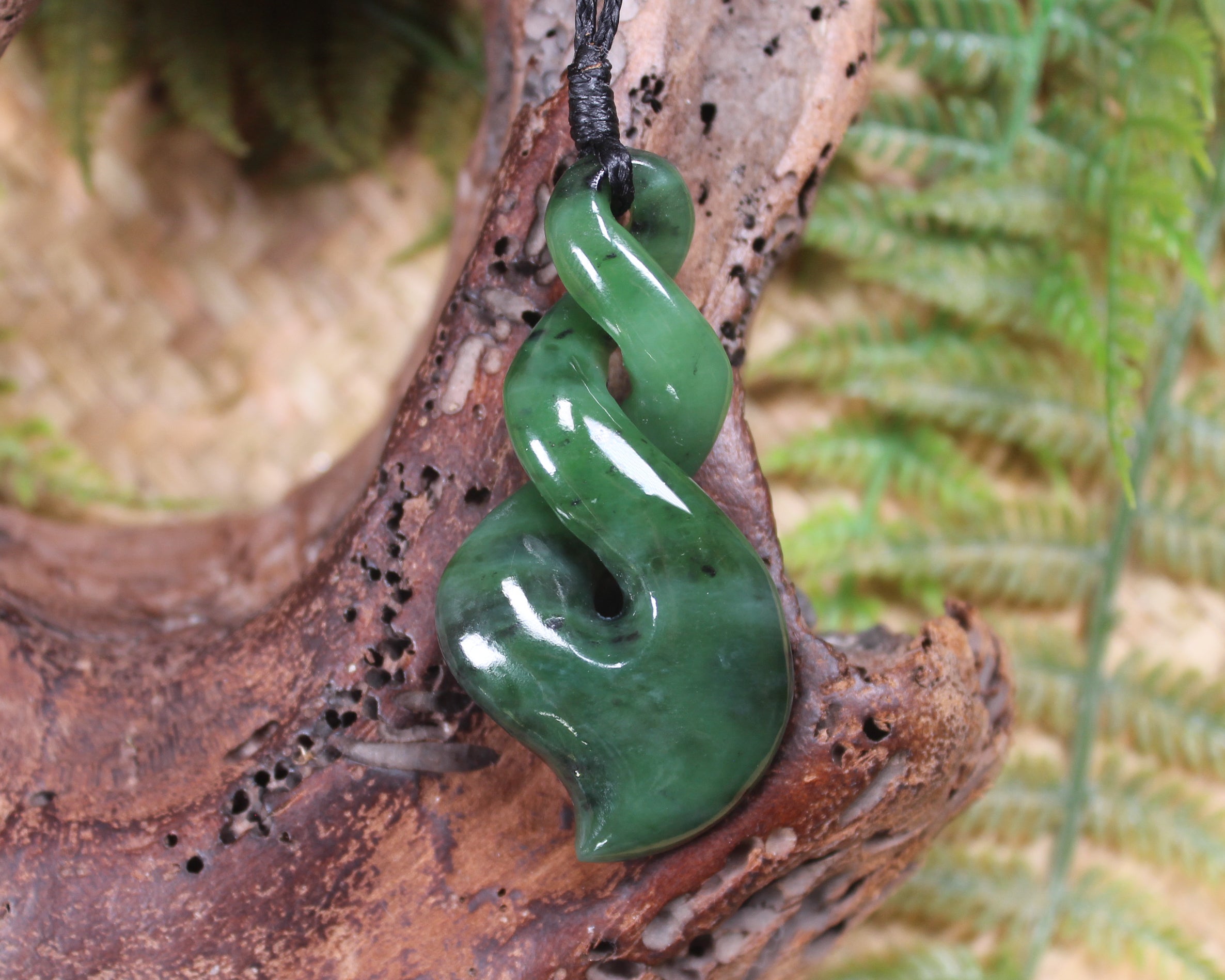 Twist or Pikorua carved from Hapopo Pounamu - NZ Greenstone