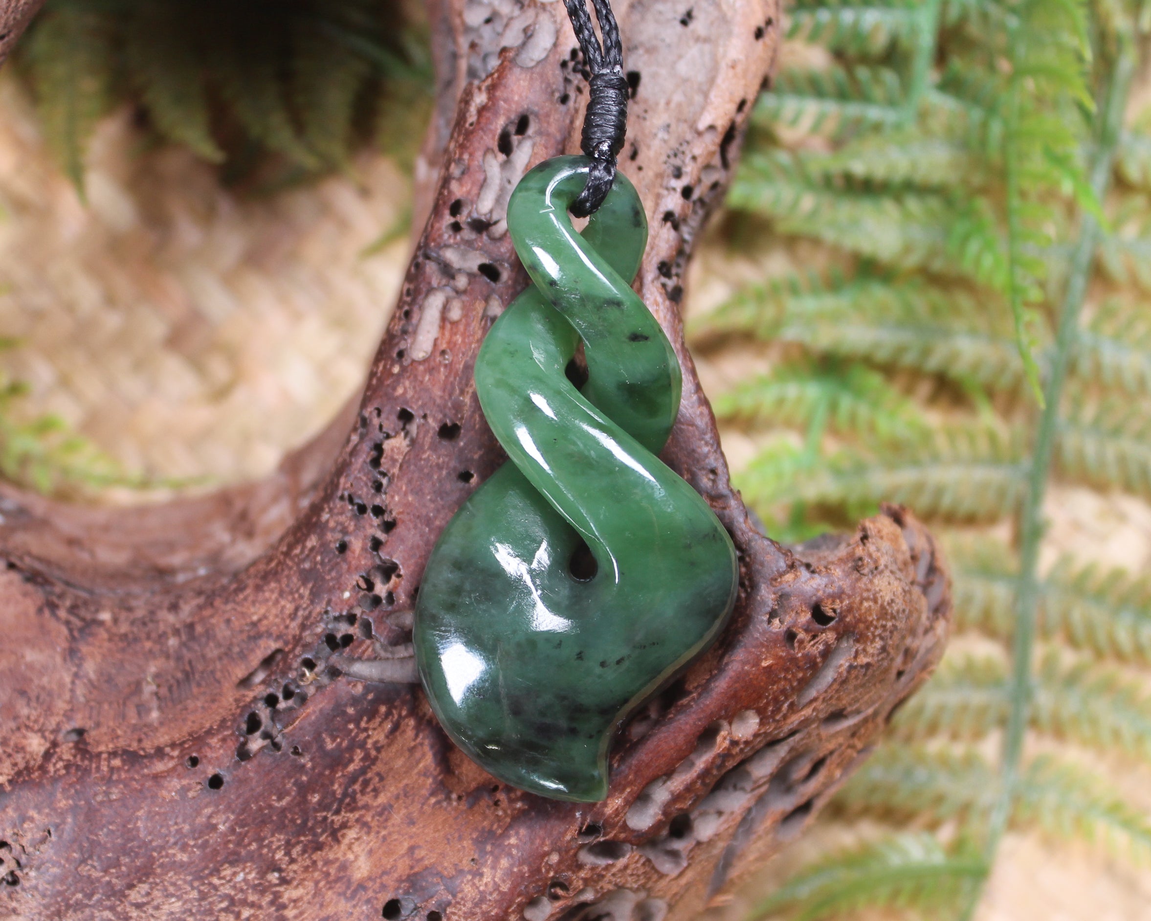 Twist or Pikorua carved from Hapopo Pounamu - NZ Greenstone