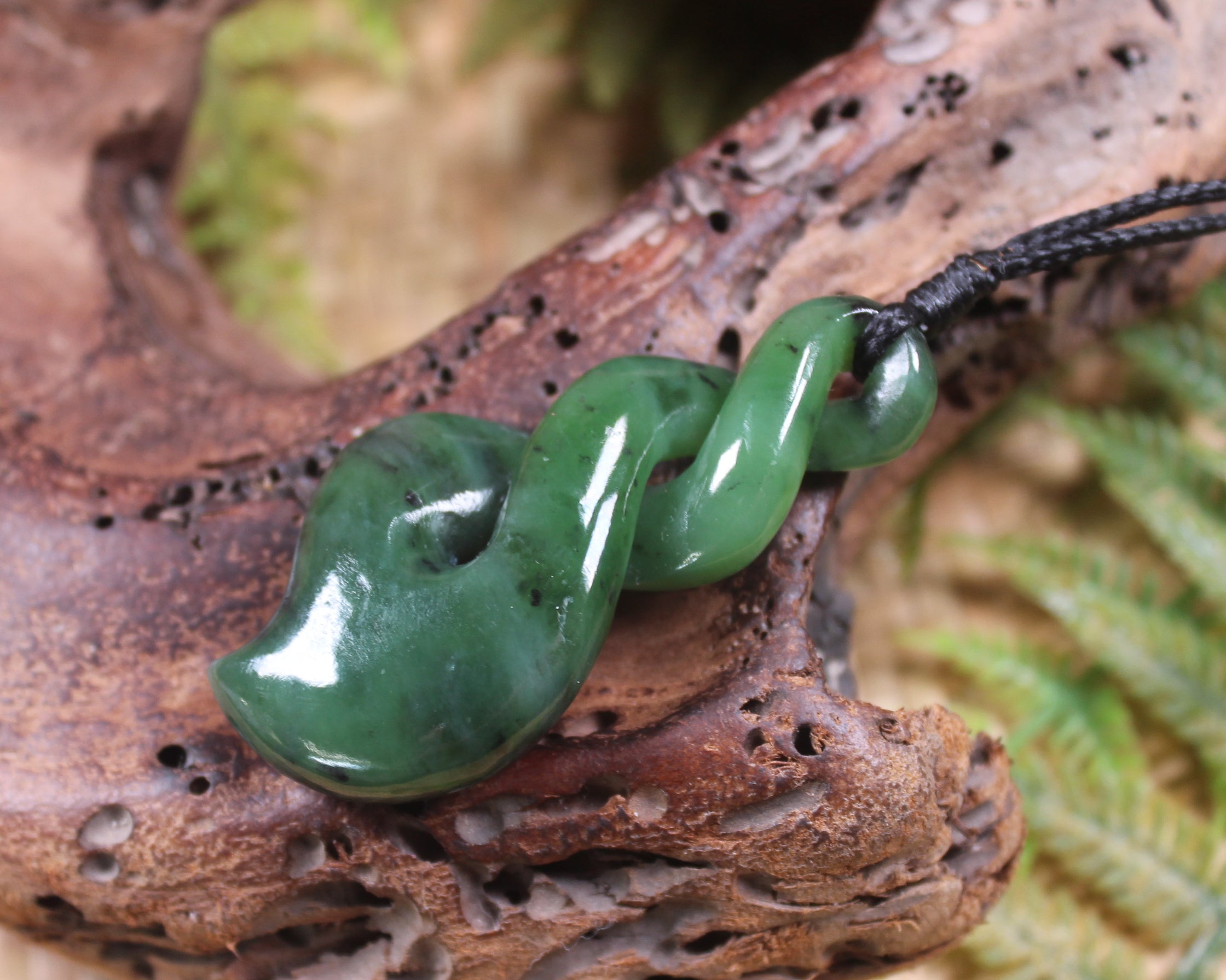 Twist or Pikorua carved from Hapopo Pounamu - NZ Greenstone