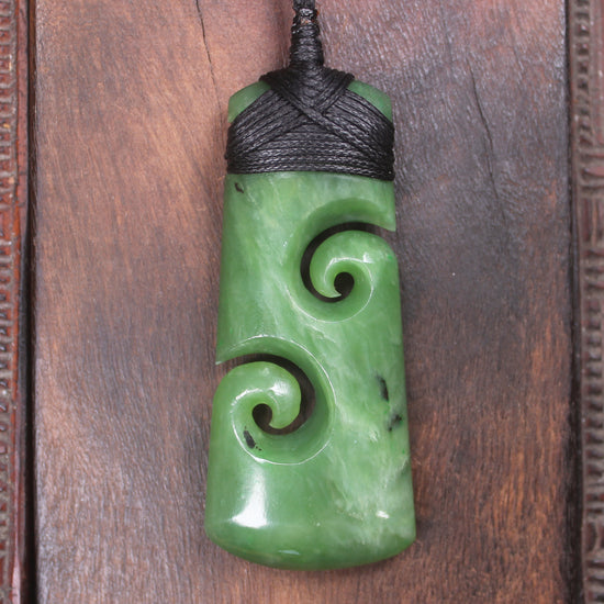 Hapopo Pounamu Toki with Koru
