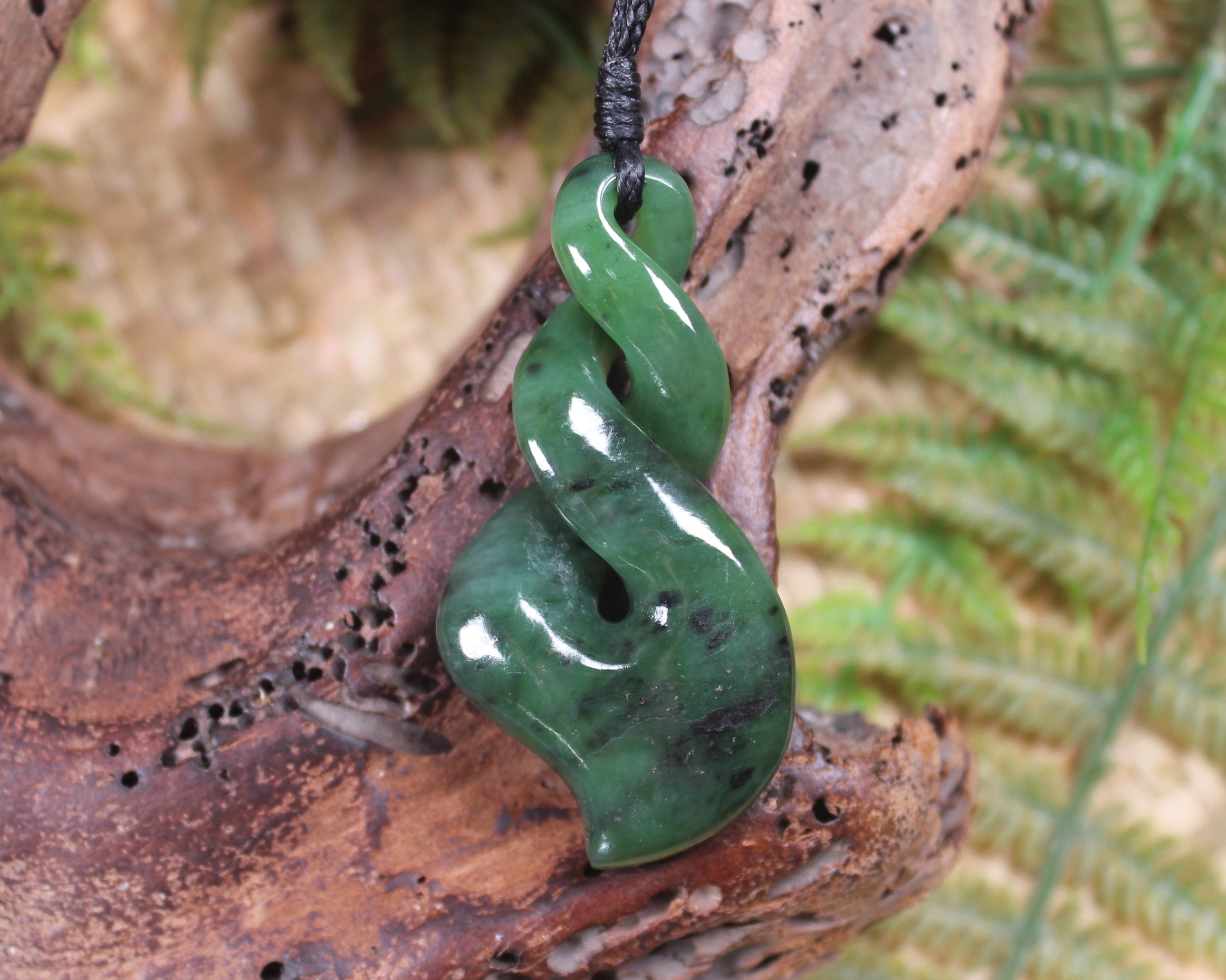 Twist or Pikorua carved from Hapopo Pounamu - NZ Greenstone