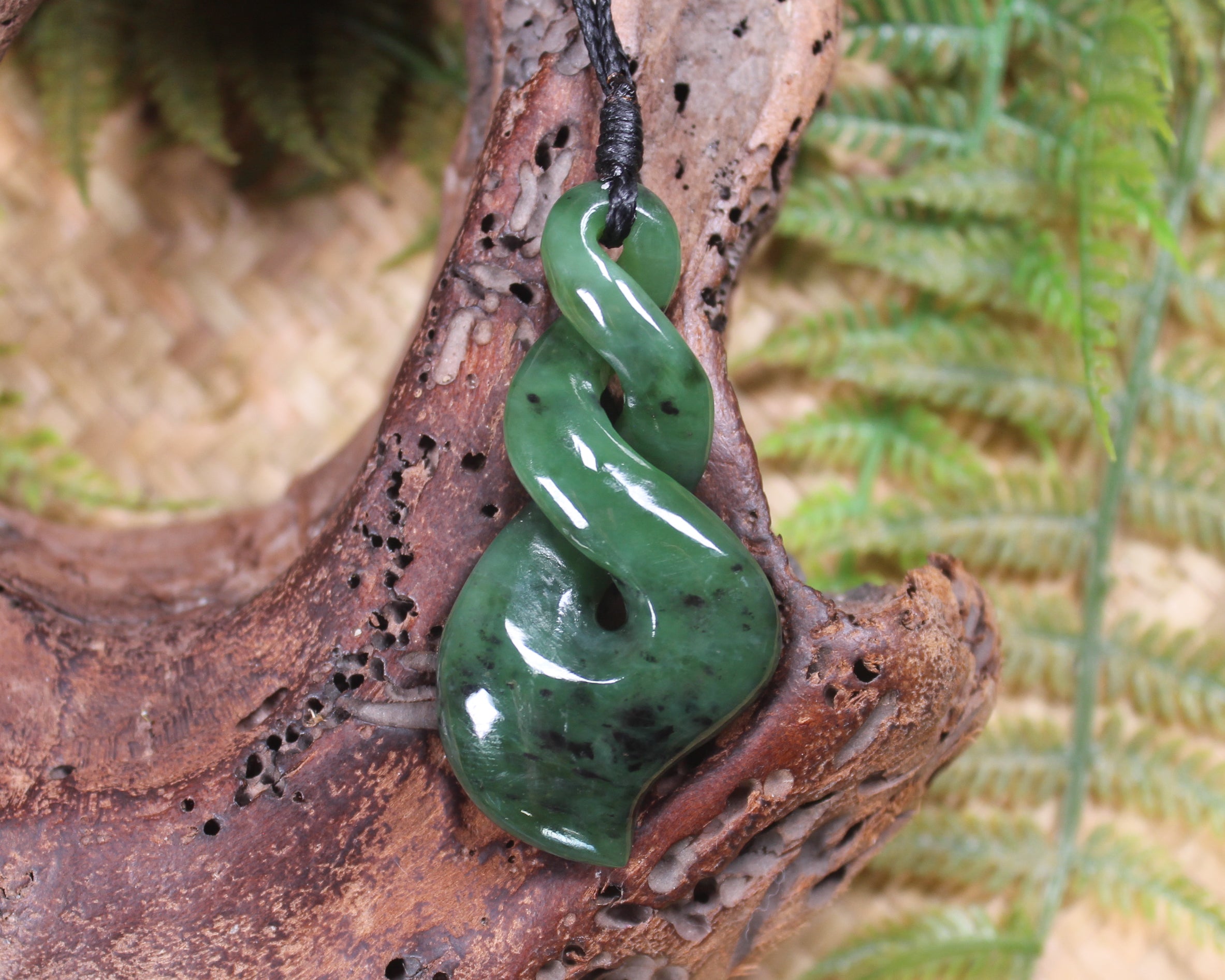 Twist or Pikorua carved from Hapopo Pounamu - NZ Greenstone