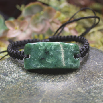 Adjustable cord bracelet with Kawakawa Pounamu