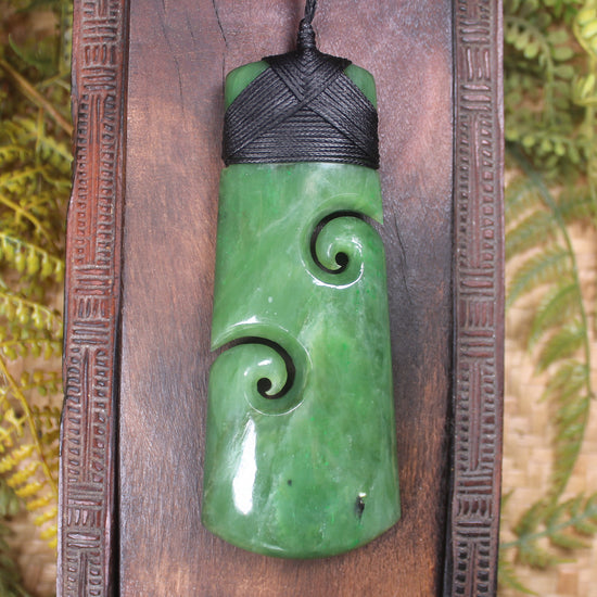 Hapopo Pounamu Toki with Koru