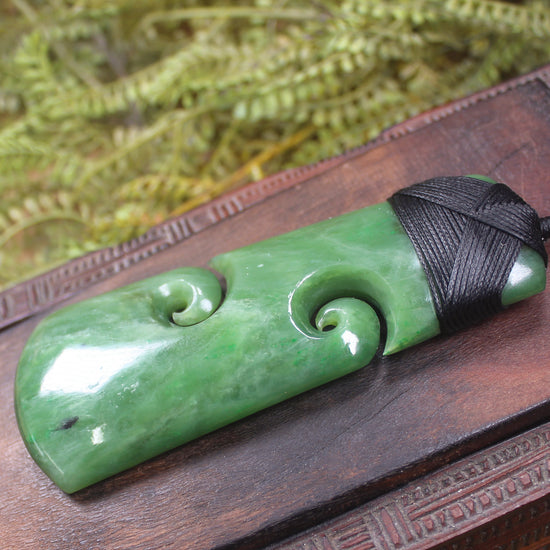 Hapopo Pounamu Toki with Koru