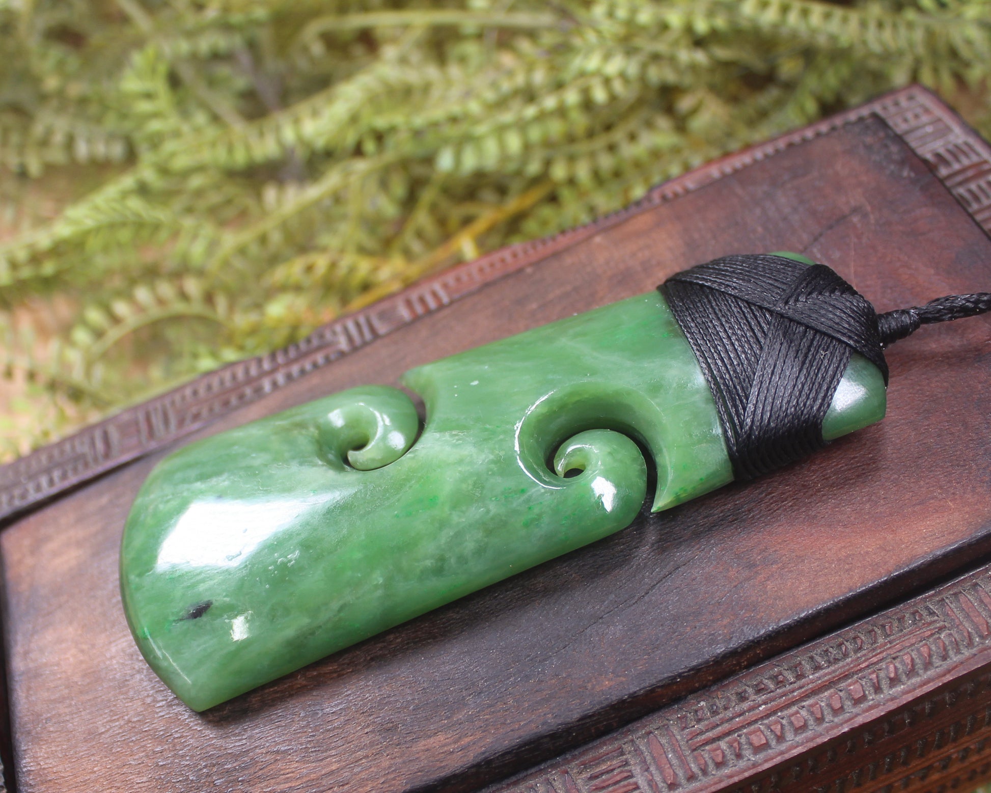 Hapopo Pounamu Toki with Koru
