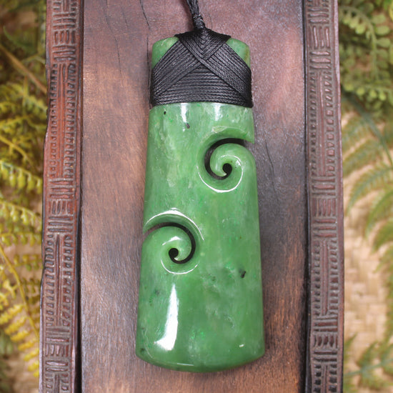 Hapopo Pounamu Toki with Koru