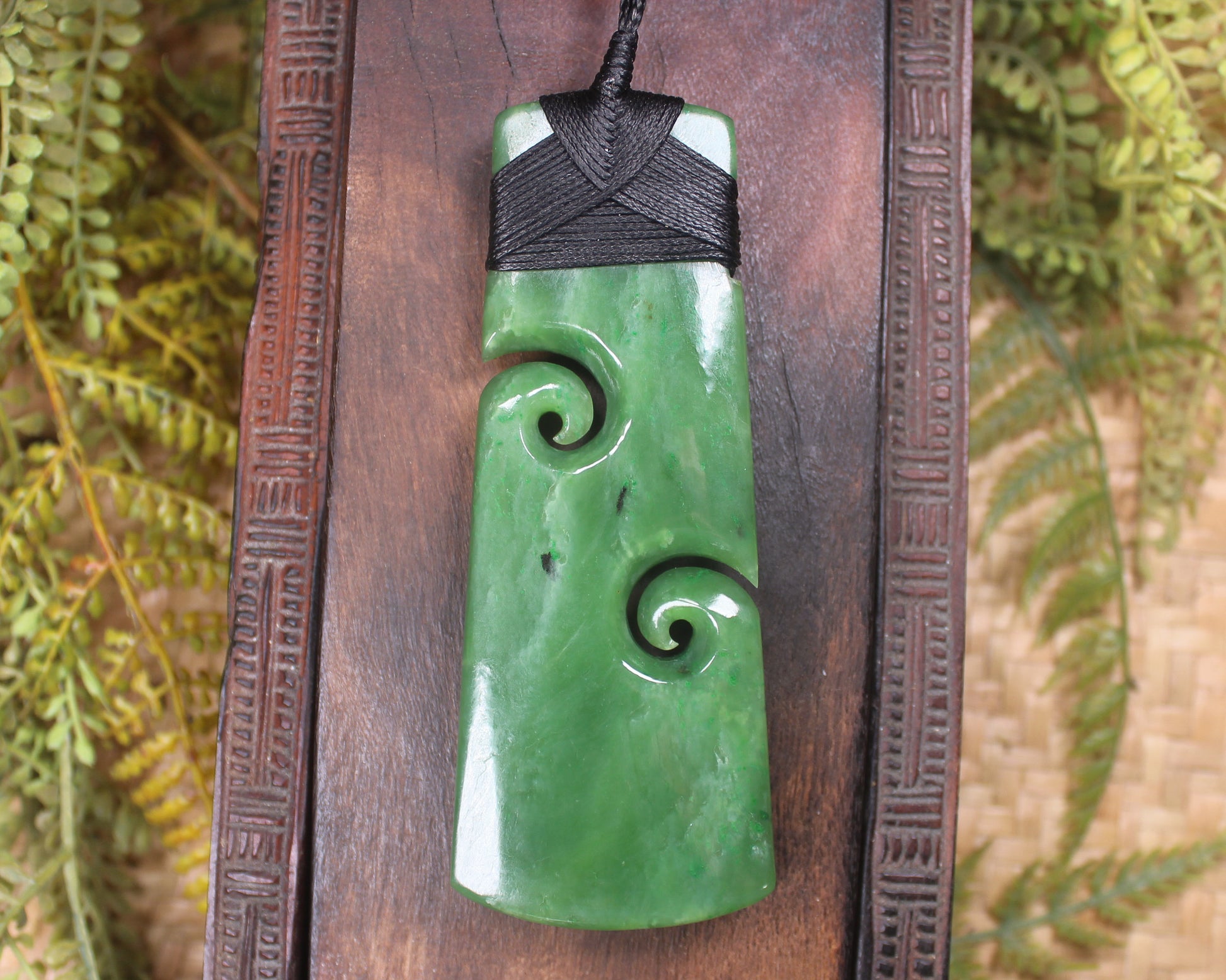 Hapopo Pounamu Toki with Koru