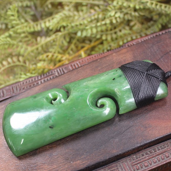Hapopo Pounamu Toki with Koru