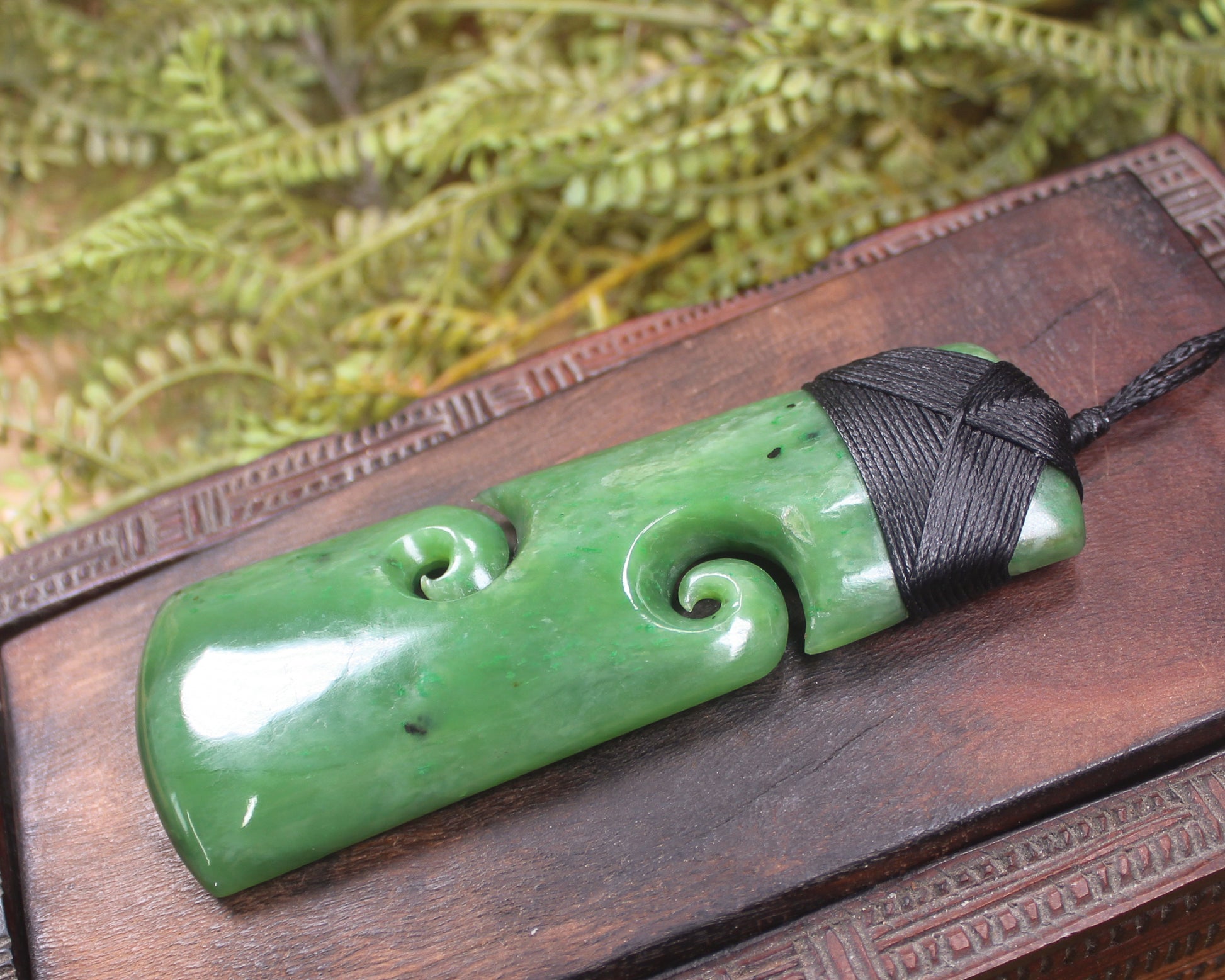 Hapopo Pounamu Toki with Koru