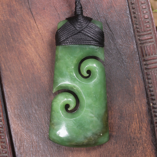 Hapopo Pounamu Toki with Koru