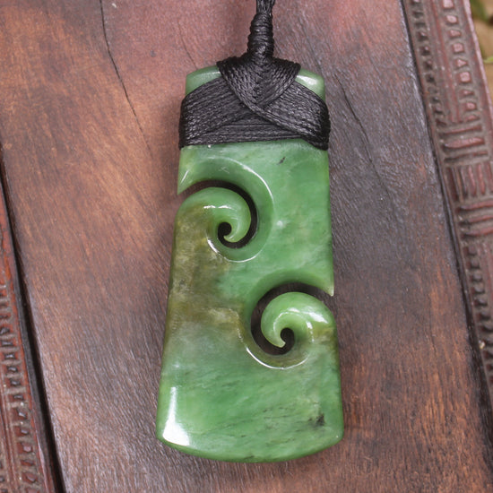 Hapopo Pounamu Toki with Koru