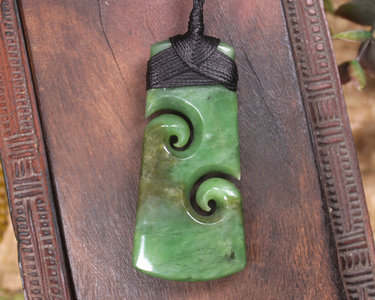 Hapopo Pounamu Toki with Koru