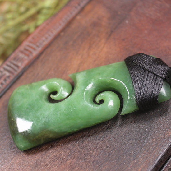 Hapopo Pounamu Toki with Koru