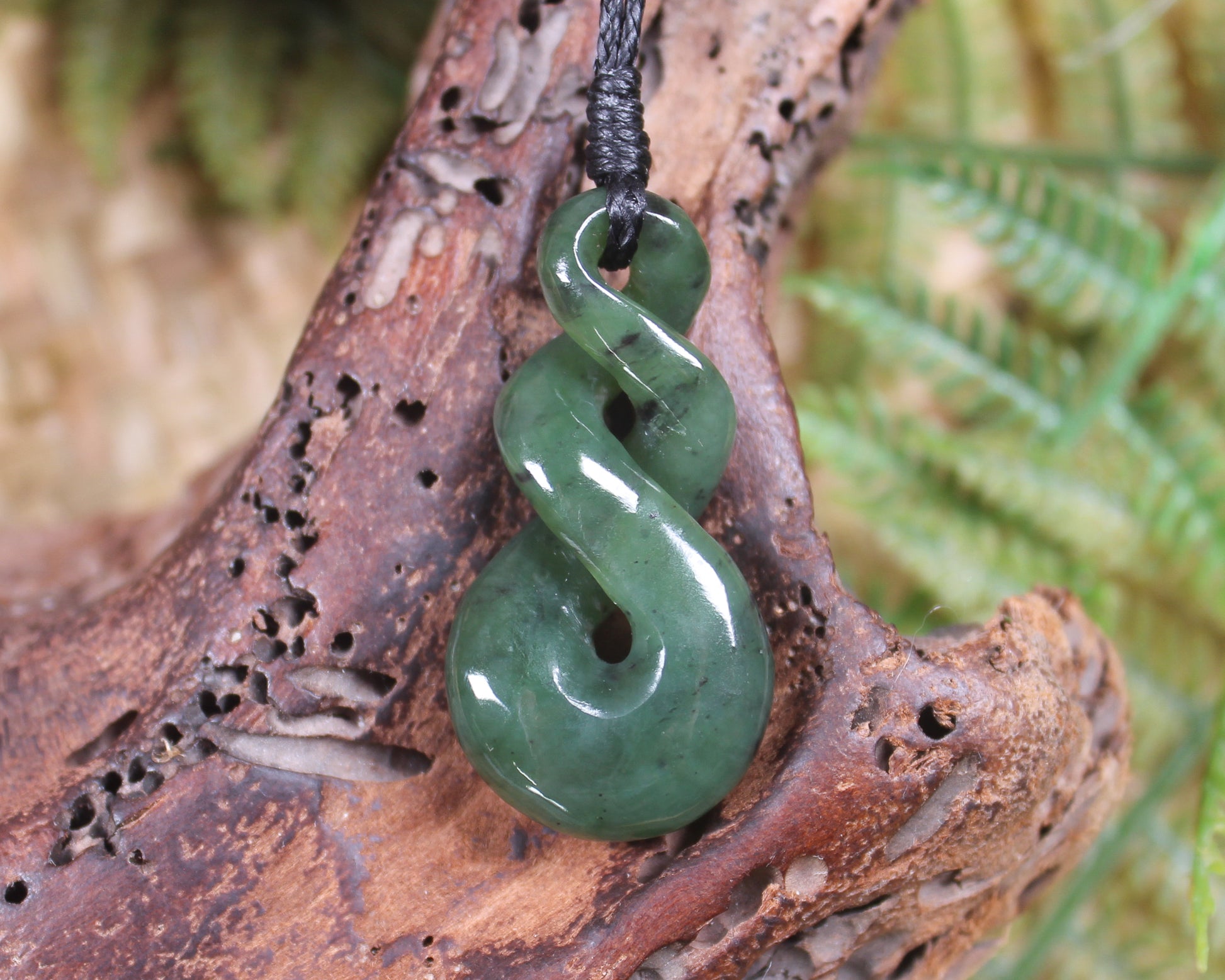 Twist or Pikorua carved from Hapopo Pounamu - NZ Greenstone