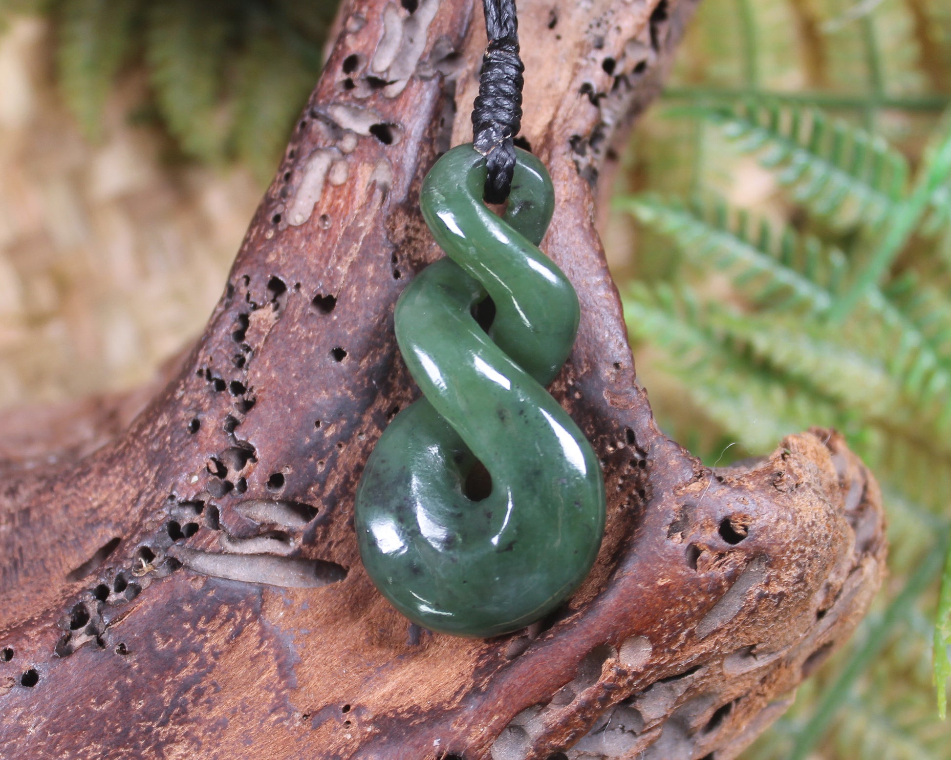 Twist or Pikorua carved from Hapopo Pounamu - NZ Greenstone
