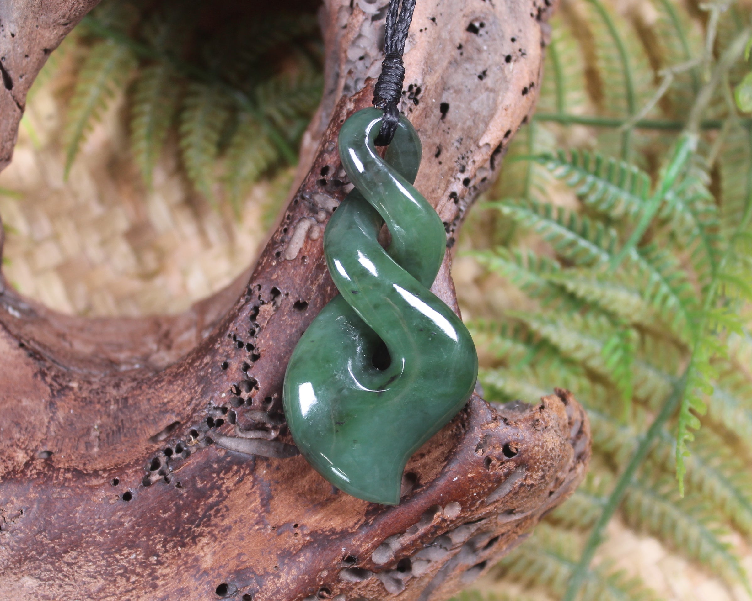 Twist or Pikorua carved from Hapopo Pounamu - NZ Greenstone